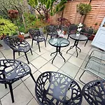Luxurious House Near Excel- Air Conditioning, 9 Beds, 2 Baths, Garden, Fast Wifi