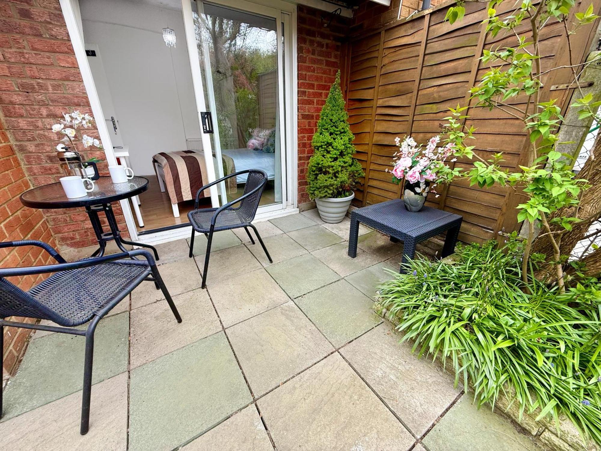 Luxurious House Near Excel- Air Conditioning, 9 Beds, 2 Baths, Garden, Fast Wifi