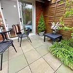 Luxurious House Near Excel- Air Conditioning, 9 Beds, 2 Baths, Garden, Fast Wifi