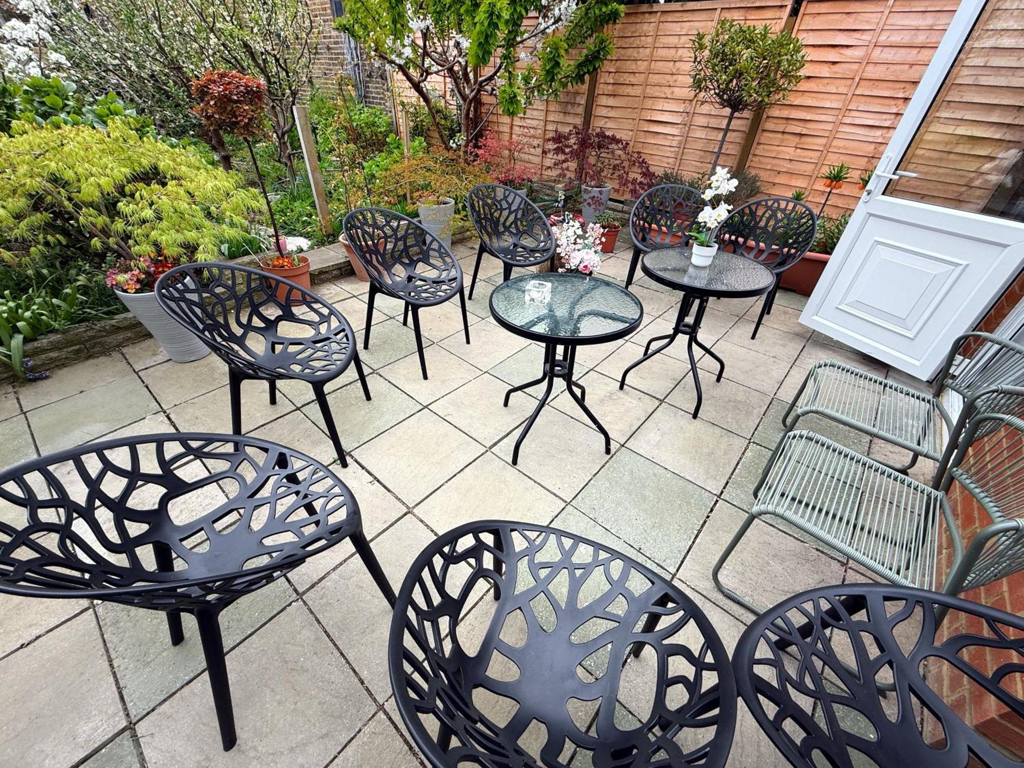 Guest house Luxurious House Near Excel- Air Conditioning, 9 Beds, 2 Baths, Garden, Fast Wifi London